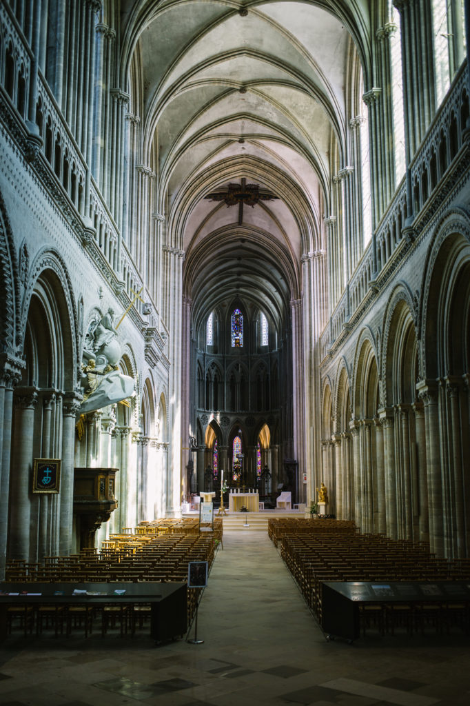 Intérieur et vitraux de la cathédrale de Bayeux