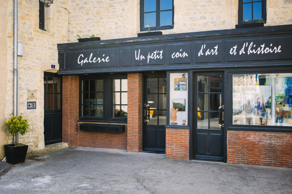 Hébergement de charme à Port-en-Bessin : au rez-de-chaussée se trouve une galerie d'art