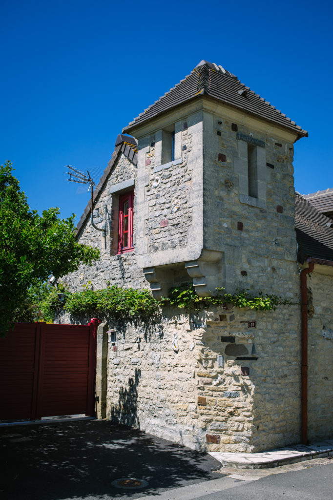 Notre randonnée au départ de Port-en-Bessin vous fait découvrir d'authentiques corps de ferme rénovés.