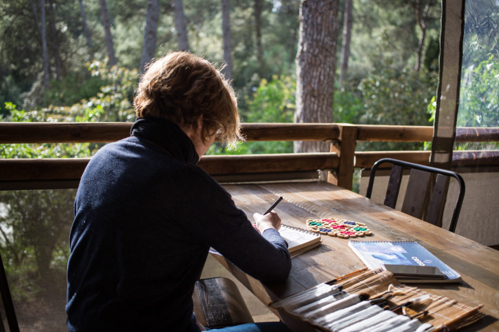 Le camping Le Garlaban propose des écolodges avec terrasse privative en pleine nature.