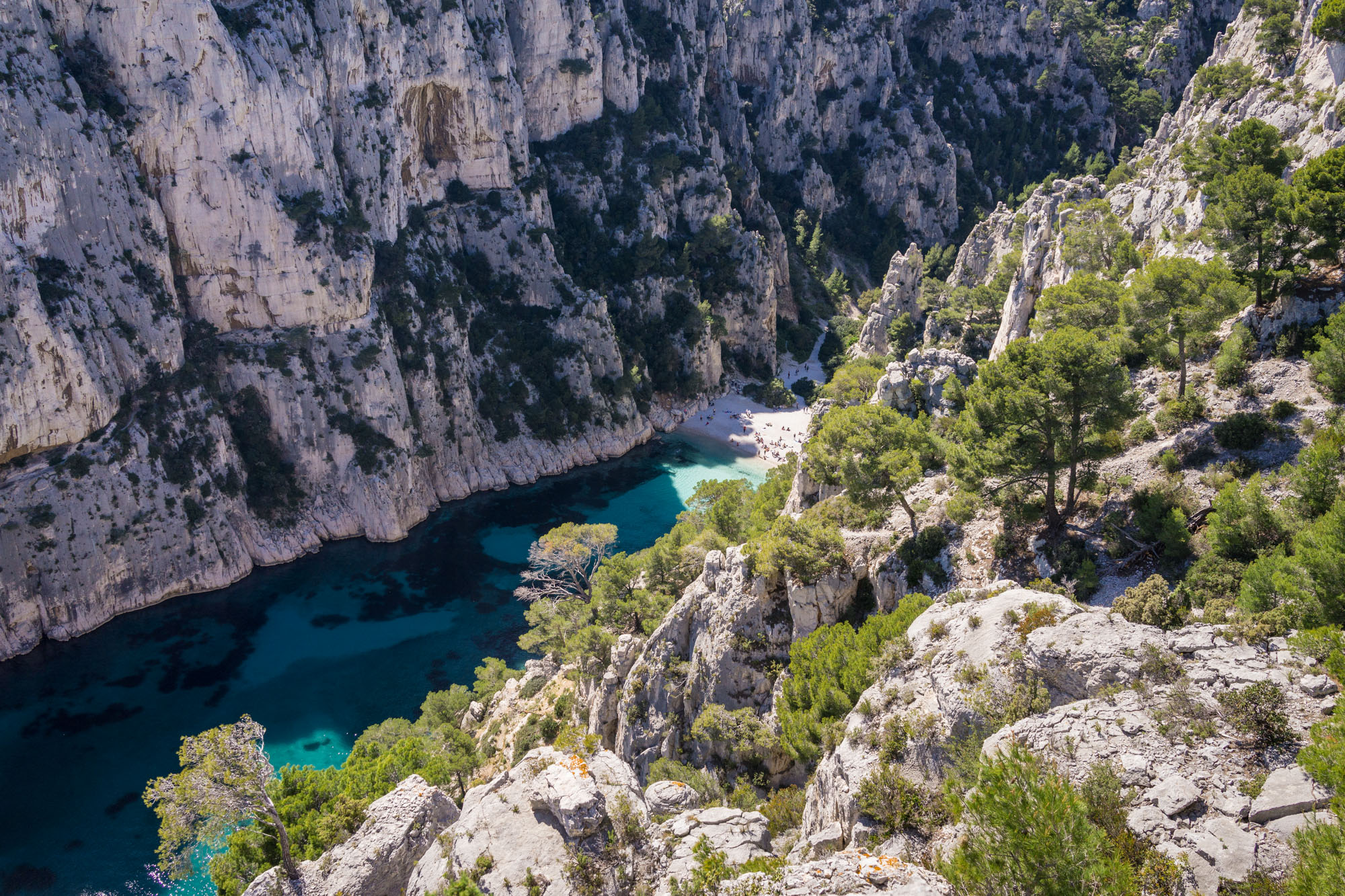 La calanque d'En-Vau, dans le Parc National des Calanques, offre une plage de sable blanc et une eau turquoise.