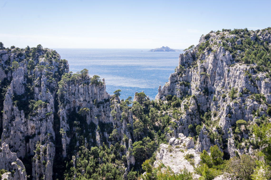 Vue panoramique sur les calanques de Marseille et de Cassis.