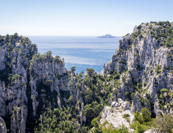 Vue panoramique sur les calanques de Marseille et de Cassis.